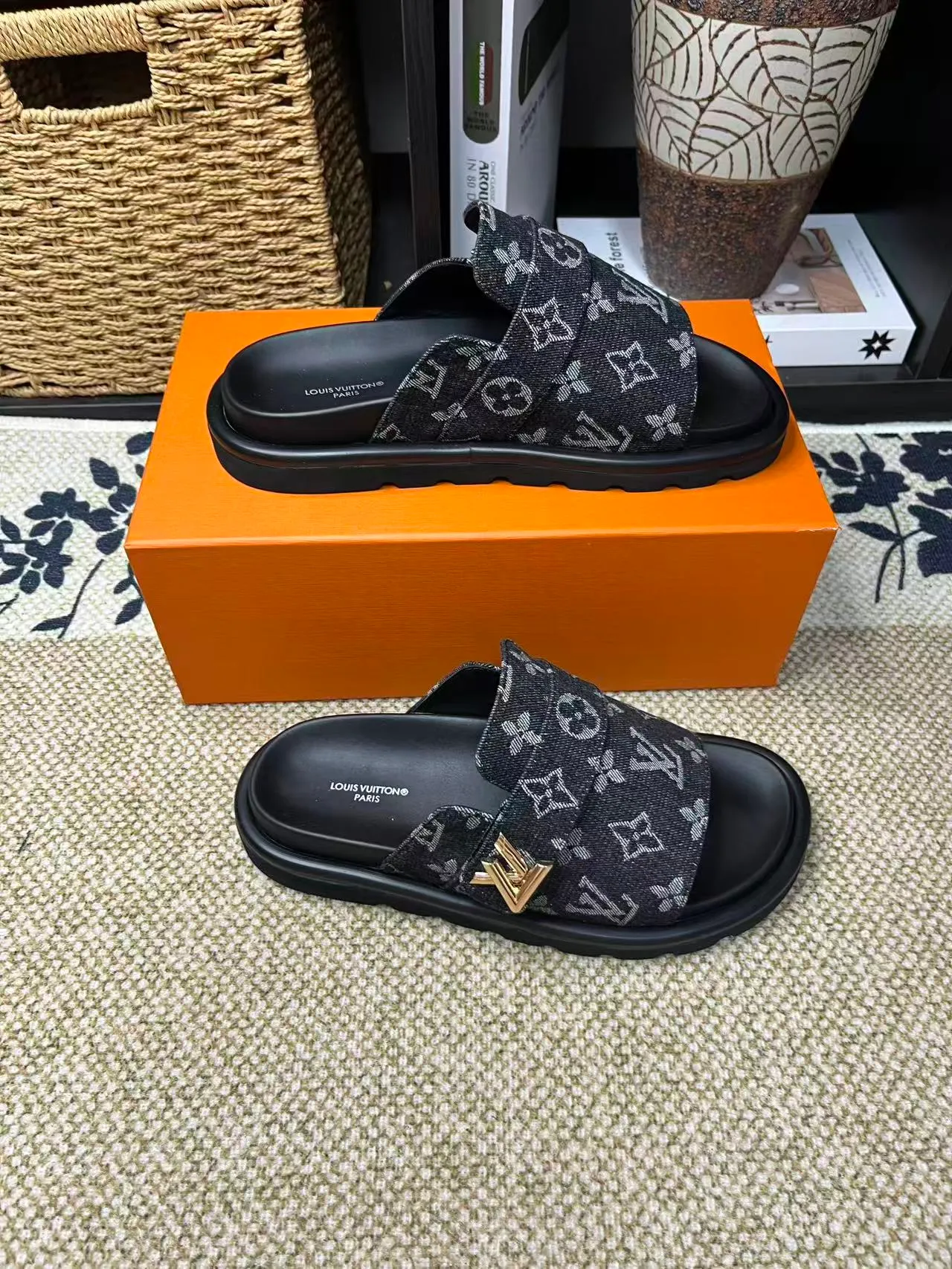 P340 [New Style] [LOUIS VUITTON] Louis Vuitton, LV printing, men's and women's slippers are now on the market, packed in drawer boxes with cloth bags and cards, the upper pattern looks very soft and waxy, and is a super versatile leg slimming tool. Fabric: imported denim/canvas/old fabric, LV hardware LOGO, official website pattern printing, comfortable to wear, feet: high-elastic PU water table. Sole: foam sole, heel height: about 5cm. Code number: 35-46, 35, 45, 46 are custom-made and non-returnable. Color: multiple colors and styles available.